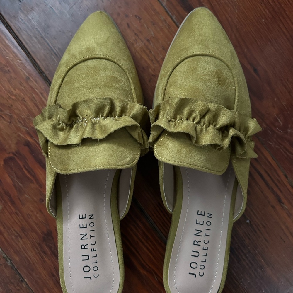 Journee Collection Women's Green Ruffle Mules